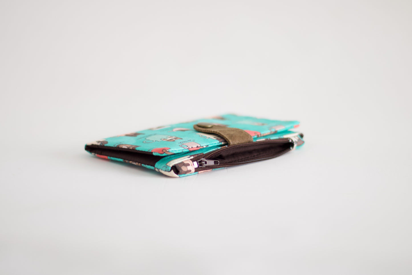 Linda cartera de gatos en tacitas, cartera de tazas de café, cartera vegana única, cartera divertida para viajes, regalo para ella, cartera para amantes de los gatos, organizador de tarjetas de crédito