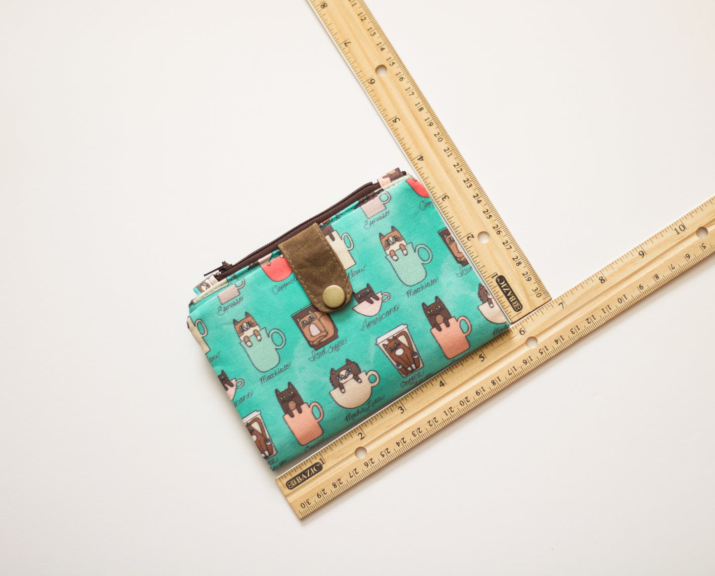 Linda cartera de gatos en tacitas, cartera de tazas de café, cartera vegana única, cartera divertida para viajes, regalo para ella, cartera para amantes de los gatos, organizador de tarjetas de crédito