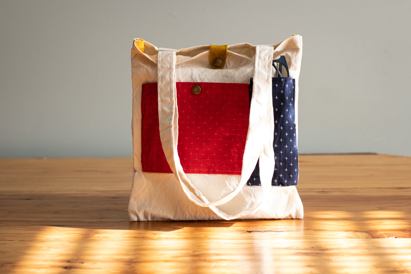 Bolso de lona con puntadas sashiko reales en bolsillos exteriores. bolso ligero