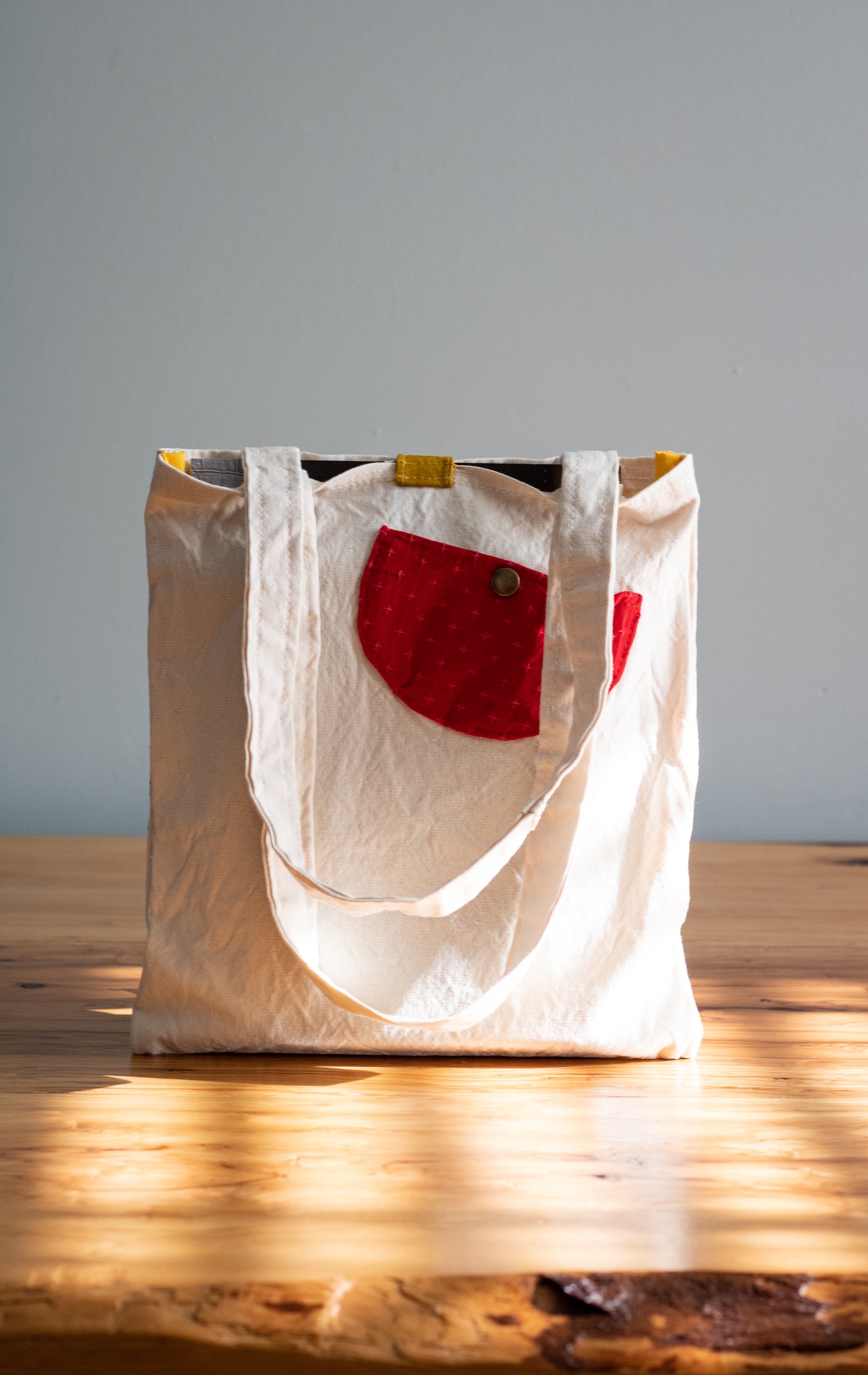 Bolso de lona con puntadas sashiko reales en bolsillos exteriores. bolso ligero