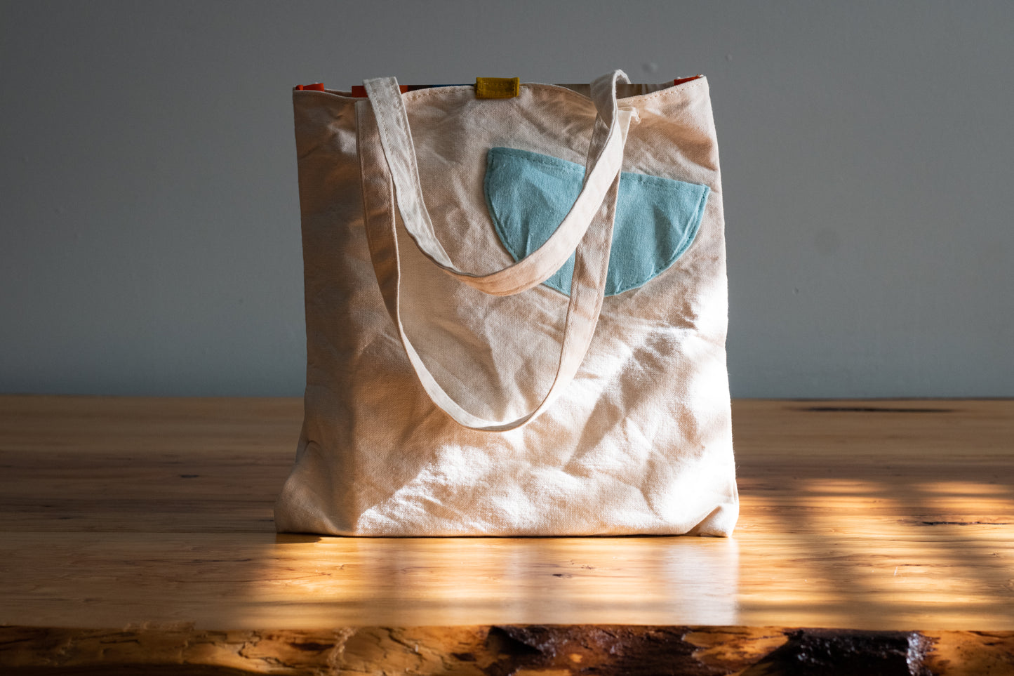 Bolso tote de lino: confeccionado con lona resistente y exterior de lino. Bolso llamativo.