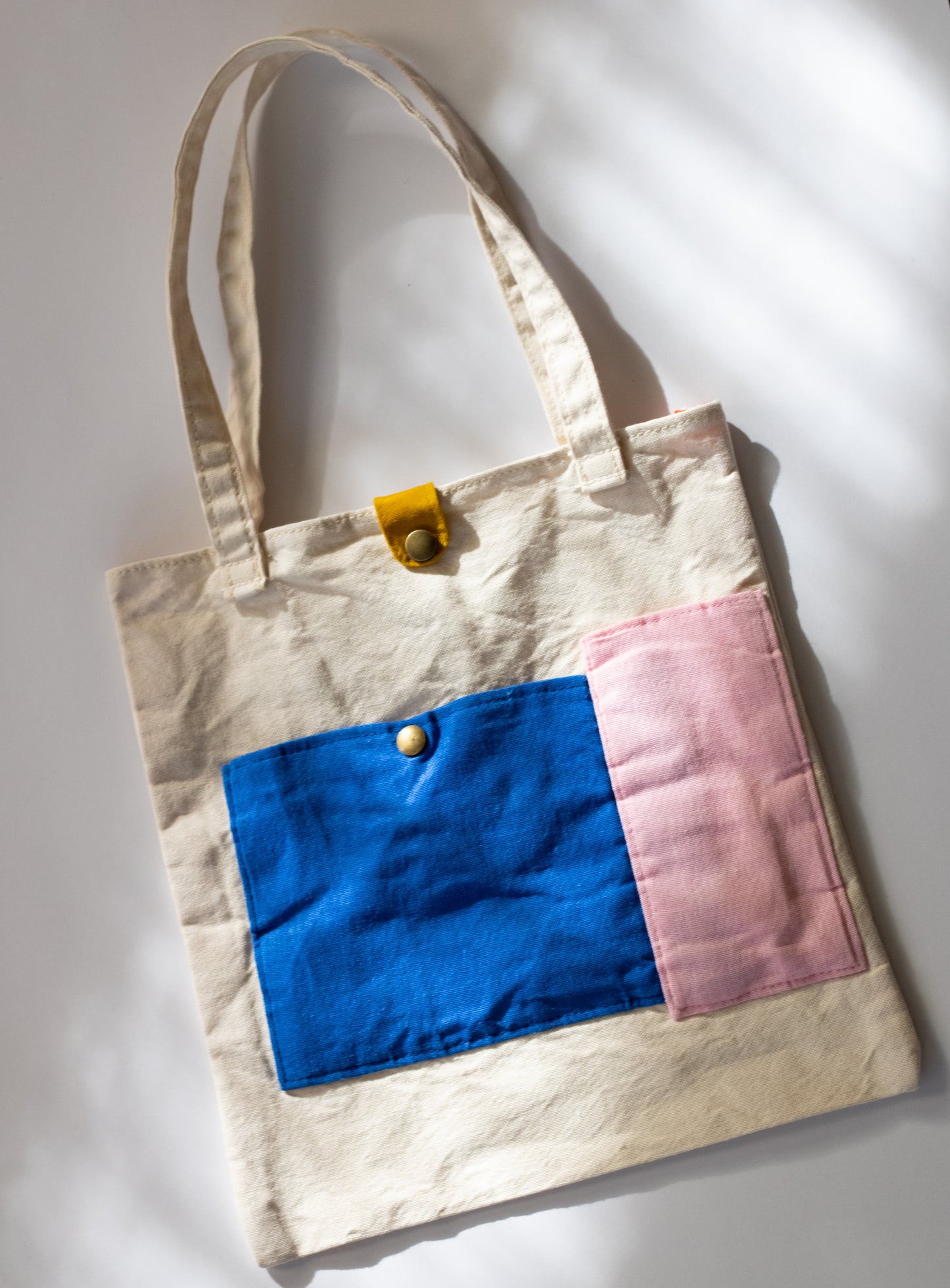 Bolso tote de lino: confeccionado con lona resistente y exterior de lino. Bolso llamativo.